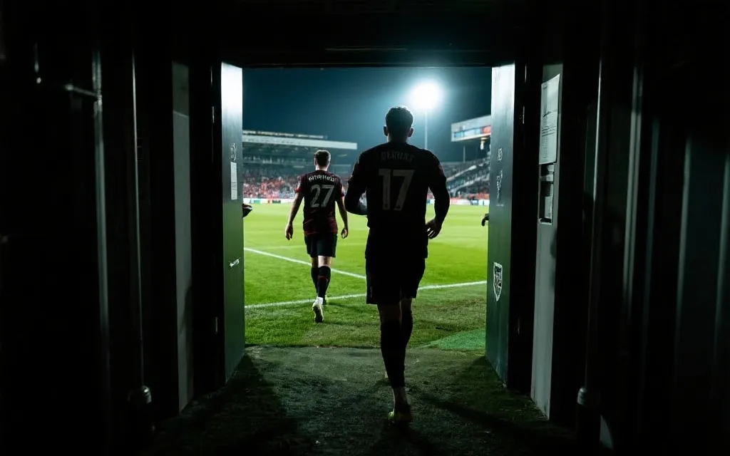 球员走向球场的通道,象征附加赛的最后冲刺